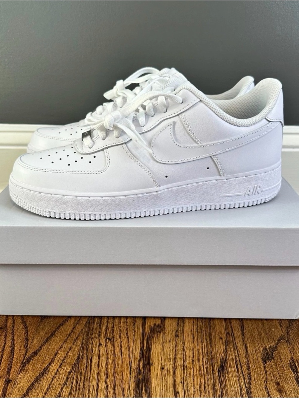 Nike Men' Air Force 1 Low Leather Sneakers - White worn 1x